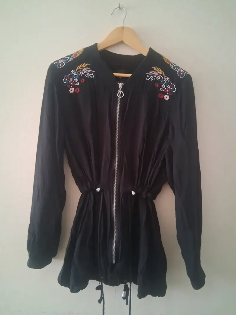 Chaqueta negra con bordados florales - 1
