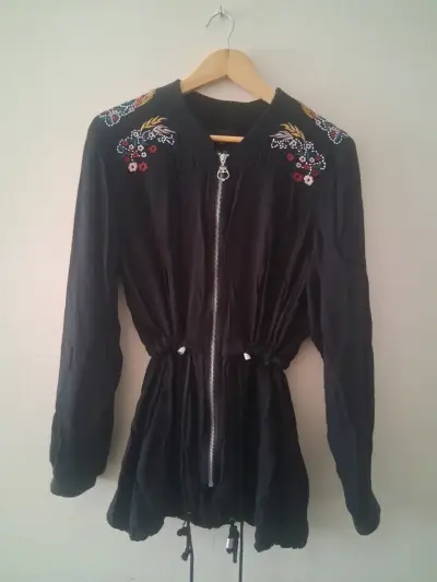 Chaqueta negra con bordados florales - miniatura 1