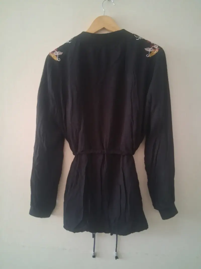 Chaqueta negra con bordados florales - 2