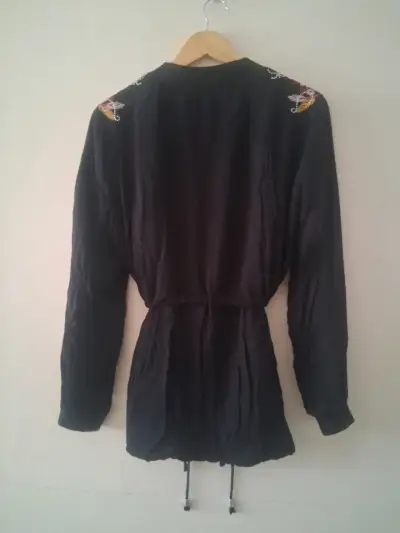 Chaqueta negra con bordados florales - miniatura 2