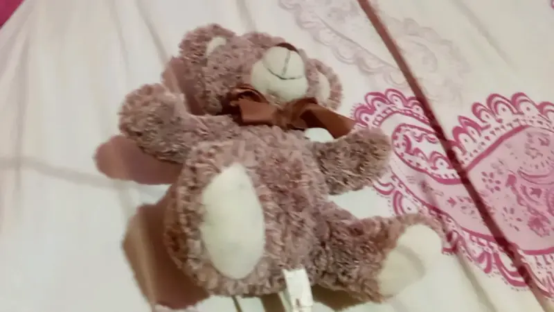 Osito de peluche marrón con lazo - 1