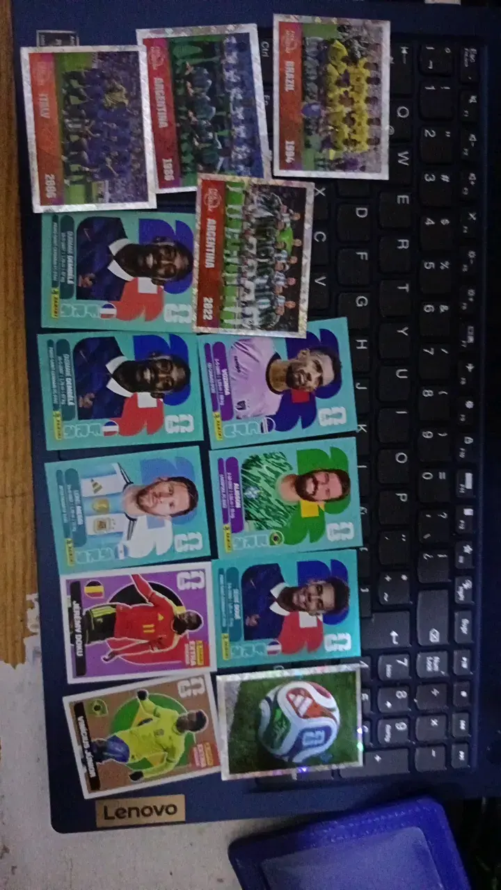 Colección de láminas de fútbol variadas