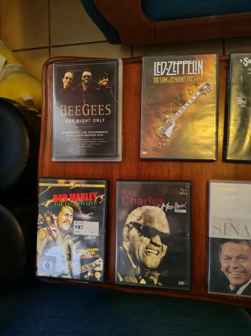 Colección de libros y DVDs variados - 4