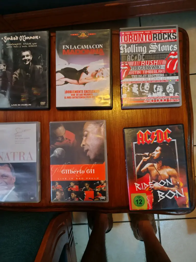 Colección de libros y DVDs variados - 5