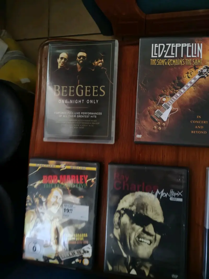 Colección de libros y DVDs variados - 6