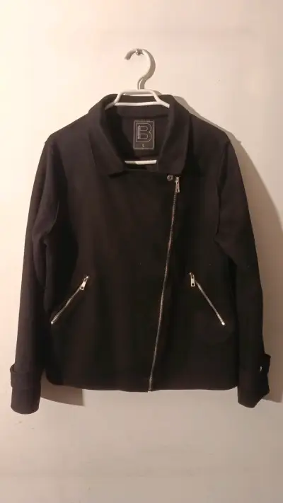 Chaqueta negra con cierre asimétrico para mujer - miniatura 1