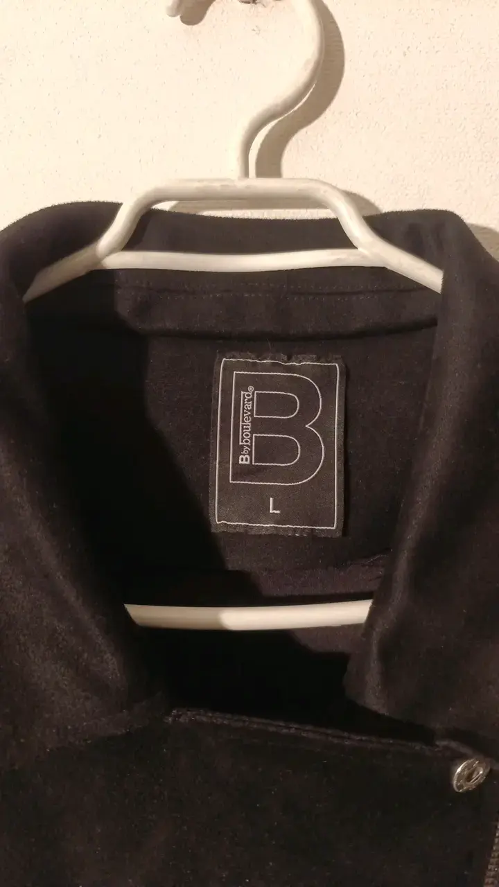 Chaqueta negra con cierre asimétrico para mujer - 2