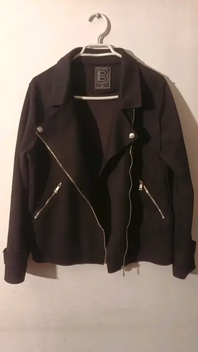 Chaqueta negra con cierre asimétrico para mujer - miniatura 3