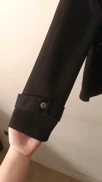 Chaqueta negra con cierre asimétrico para mujer - miniatura 4