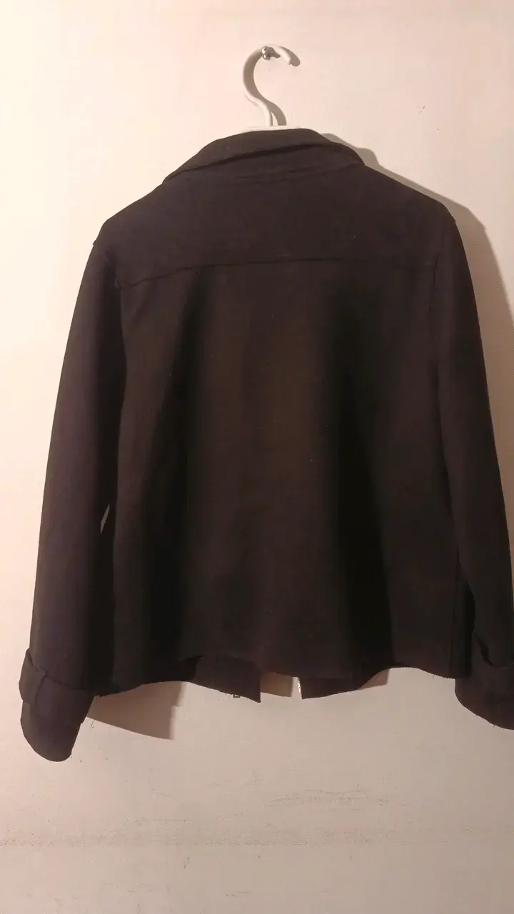 Chaqueta negra con cierre asimétrico para mujer - 5