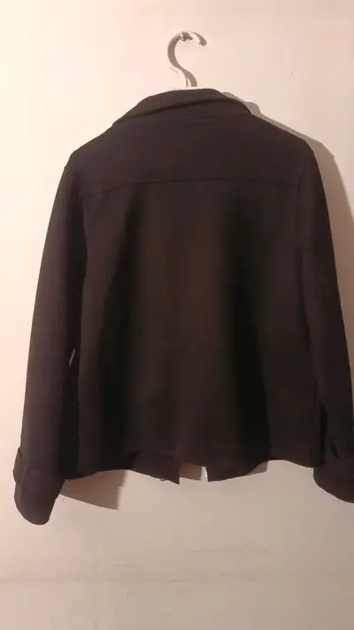 Chaqueta negra con cierre asimétrico para mujer - miniatura 5