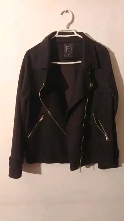 Chaqueta negra con cierre asimétrico para mujer - miniatura 6