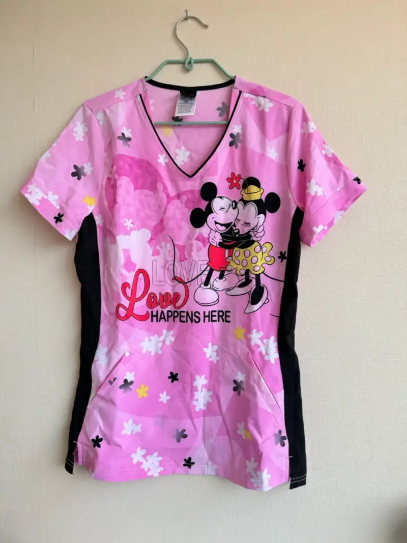 Scrub polera clínica Disney Minnie y Mickey rosa