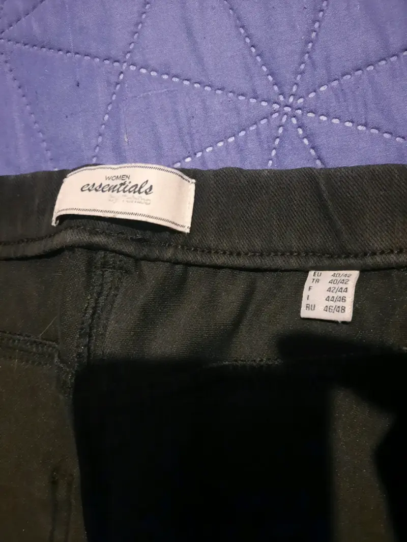 Pantalones negros Essentials para mujer - 1