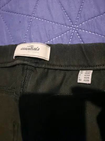 Pantalones negros Essentials para mujer - miniatura 1