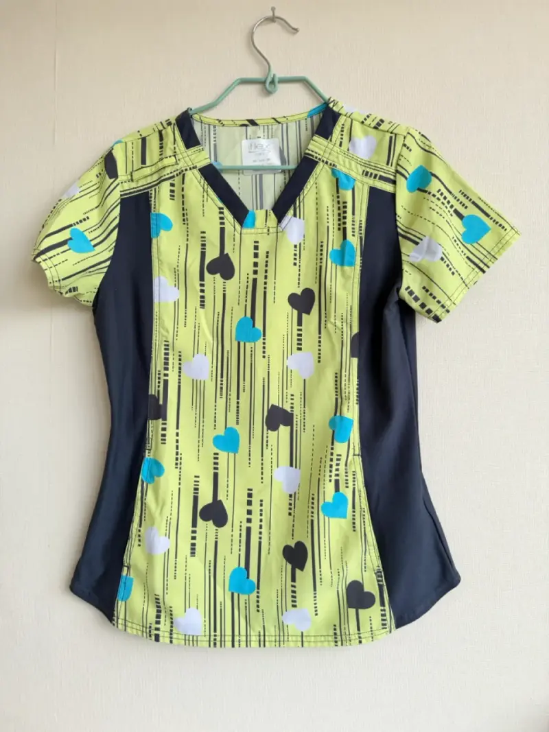 Blusa médica estampada con corazones