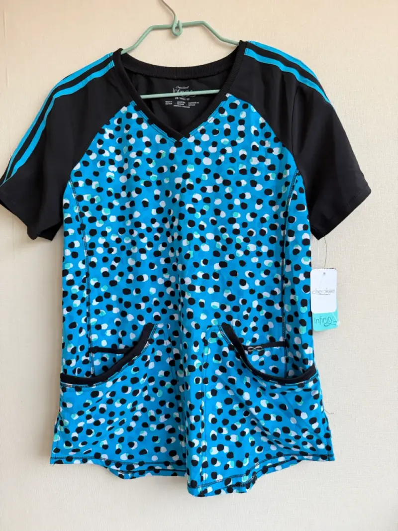 Blusa médica Cherokee Infinity azul con estampado