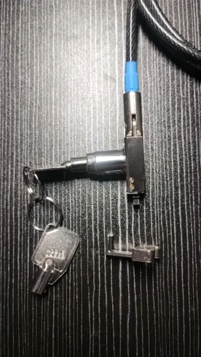 Cable de seguridad para laptop con llave - miniatura 2