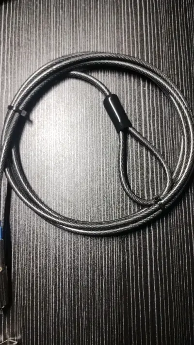Cable de seguridad para laptop con llave - miniatura 3