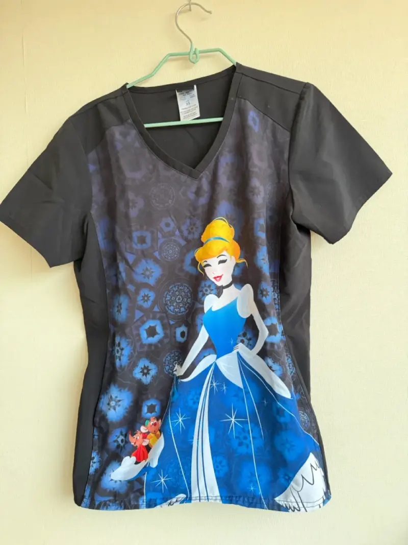 Polera clínica cherokee de Cenicienta mujer