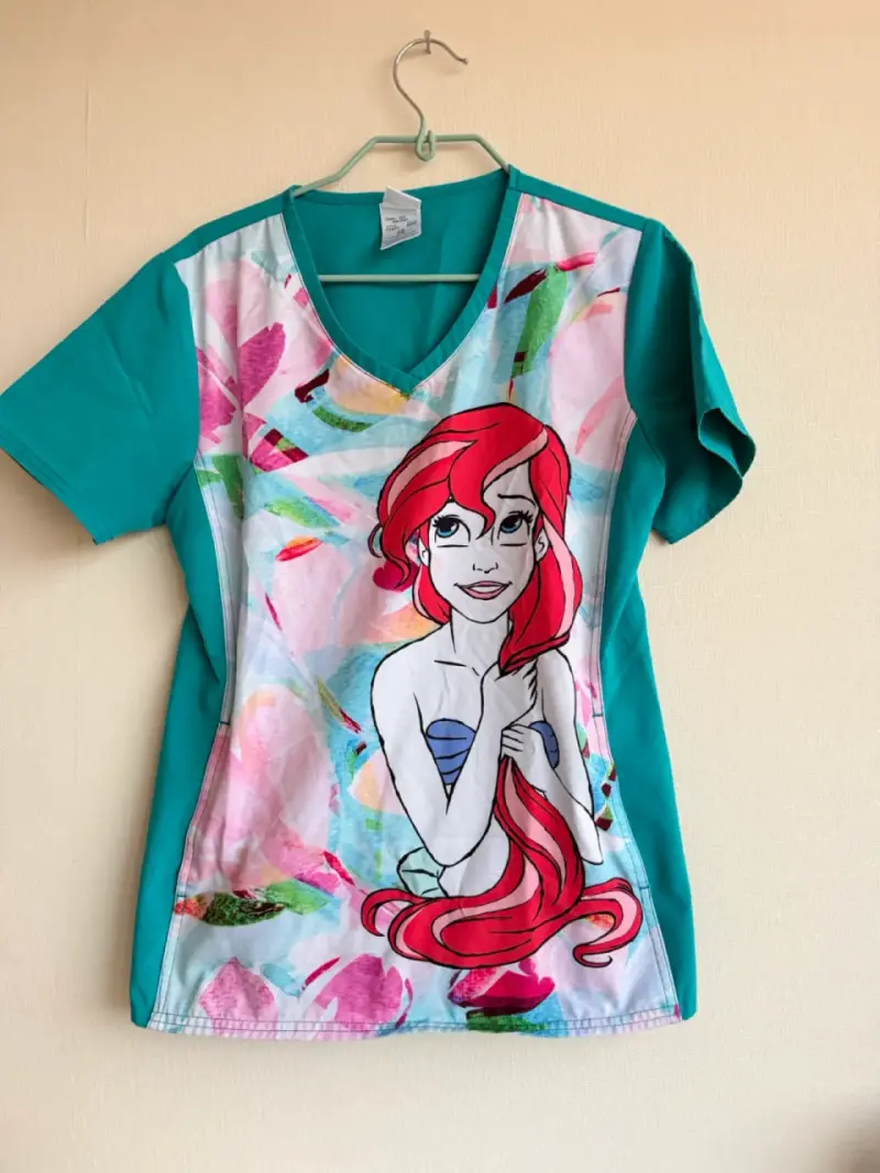 Polera clínica Scrub Mujer Ariel Disney Colorida