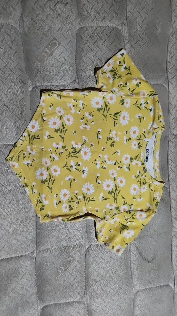 Polera de mujer amarilla con flores de Corona - 1