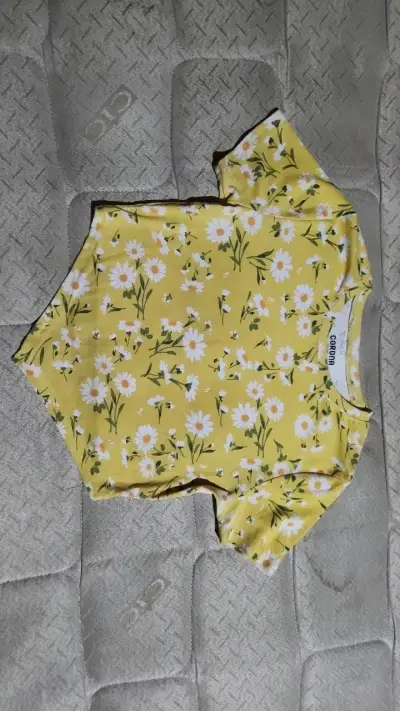 Polera de mujer amarilla con flores de Corona - miniatura 1