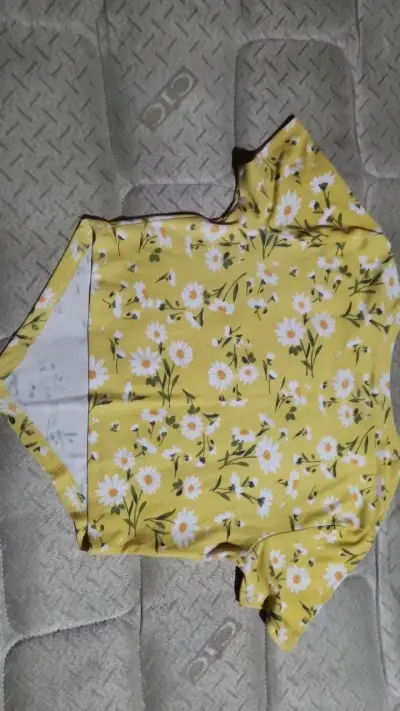 Polera de mujer amarilla con flores de Corona - miniatura 2