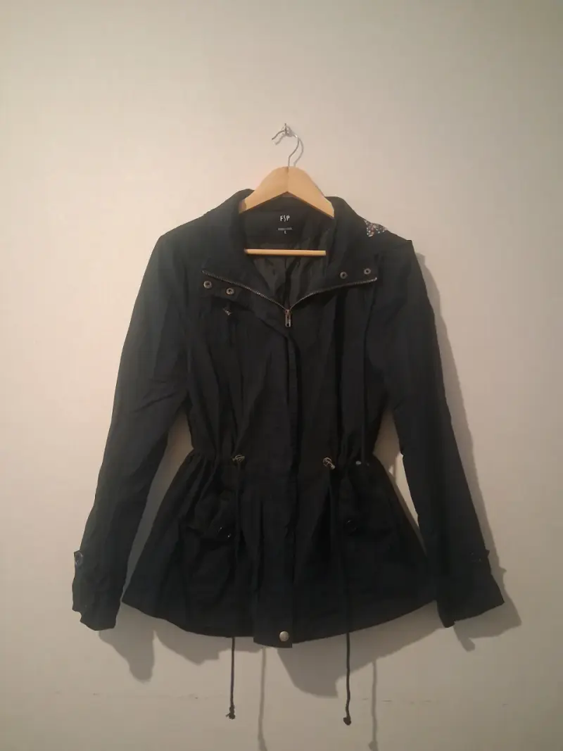 Chaqueta negra con capucha para mujer