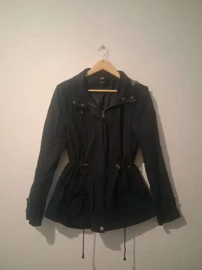 Chaqueta negra con capucha para mujer - miniatura 1