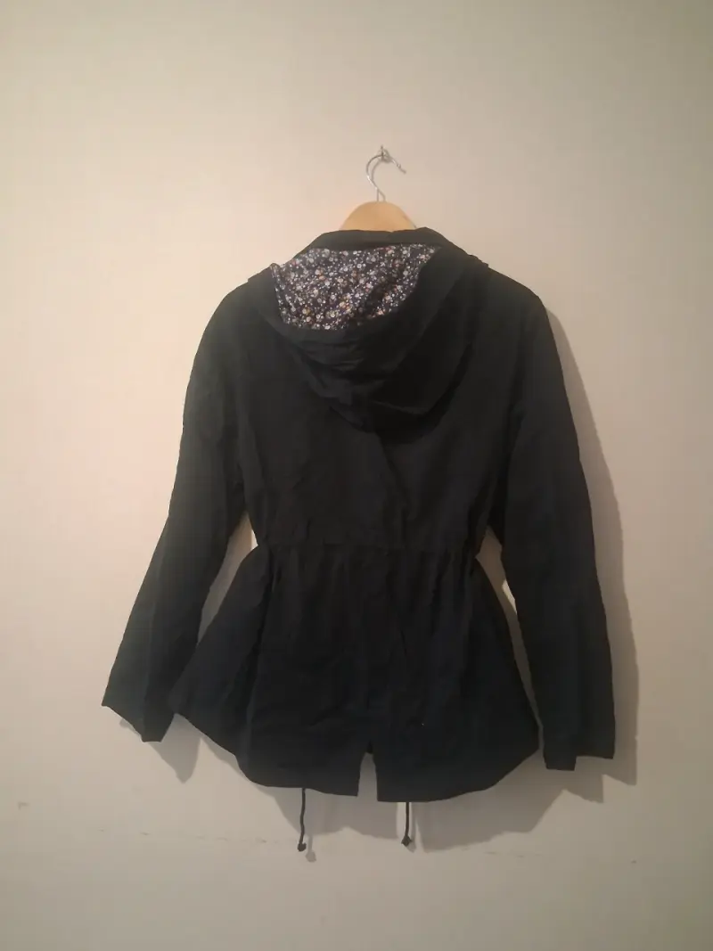 Chaqueta negra con capucha para mujer - 2