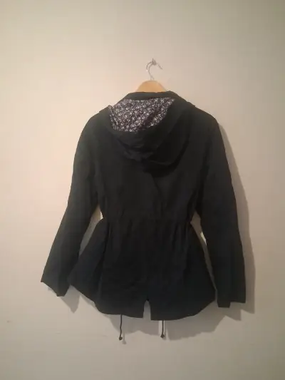 Chaqueta negra con capucha para mujer - miniatura 2
