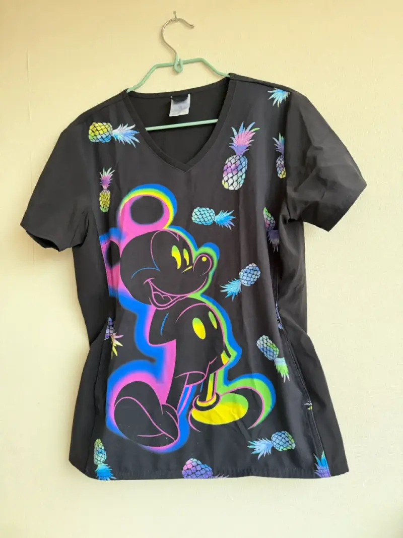 Polera clínica Scrub diseño de Mickey y piñas