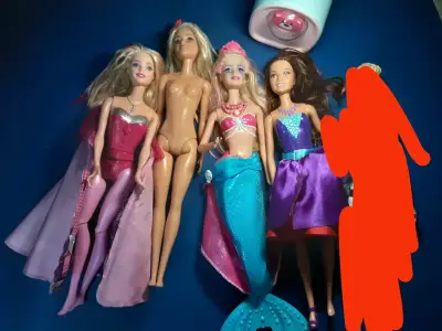 Lote de 7 Barbies - miniatura 2