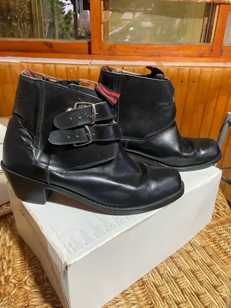 Botines de cuero de huaso negro con hebillas - 1
