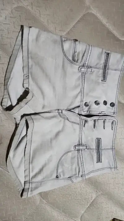 Shorts de mezclilla blancos para mujer - miniatura 1