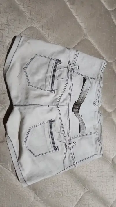 Shorts de mezclilla blancos para mujer - miniatura 2