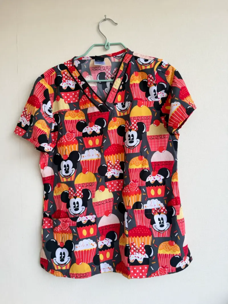 Polera clínica Scrub mujer Mickey