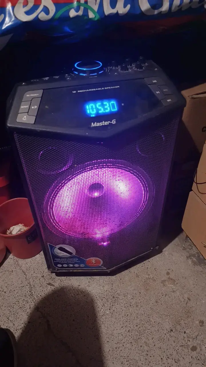 Parlante portátil Master-G con luces LED