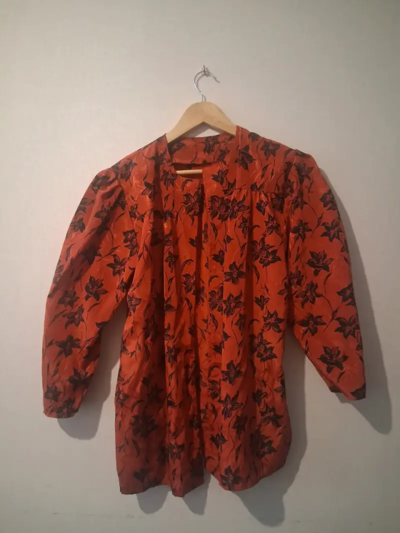 Blusa larga roja con estampado floral