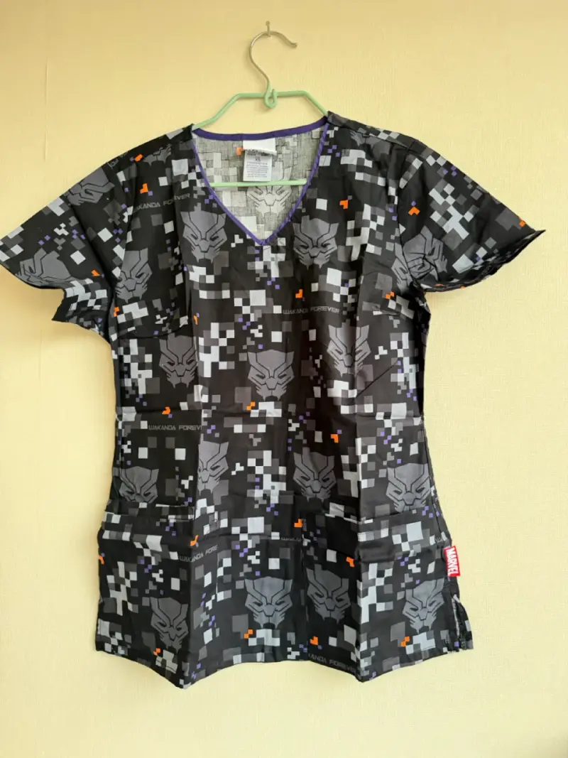 Blusa médica Marvel Wakanda Forever