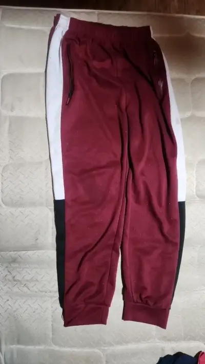 Pantalón deportivo burdeos con franjas blancas - miniatura 1