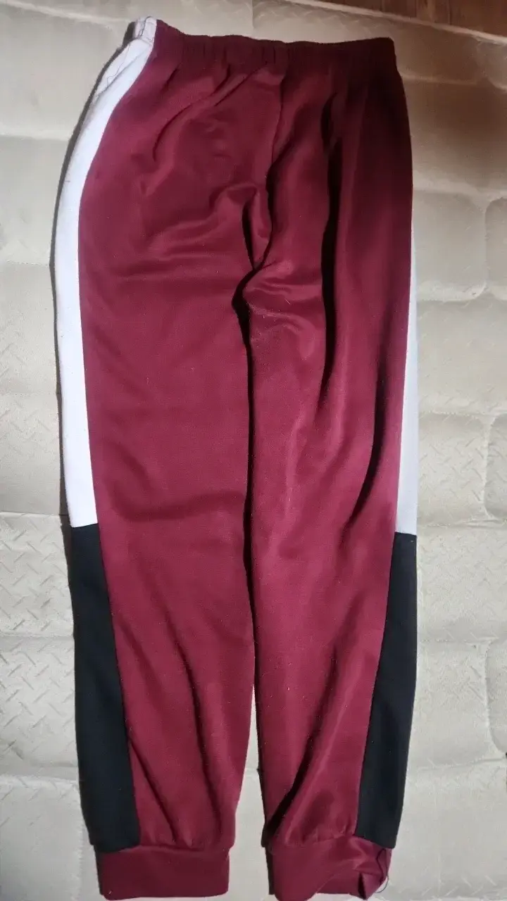 Pantalón deportivo burdeos con franjas blancas - 2
