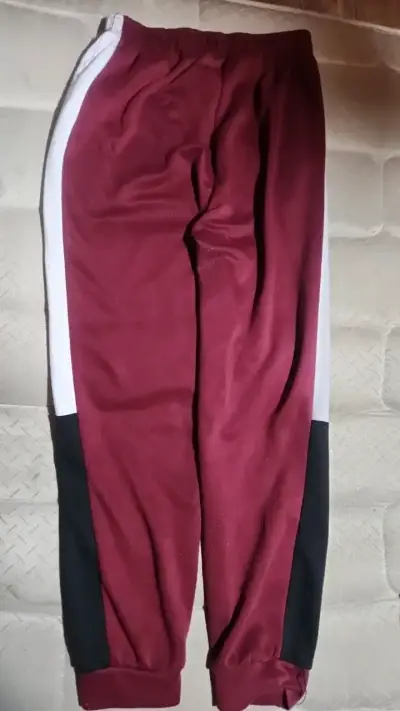 Pantalón deportivo burdeos con franjas blancas - miniatura 2