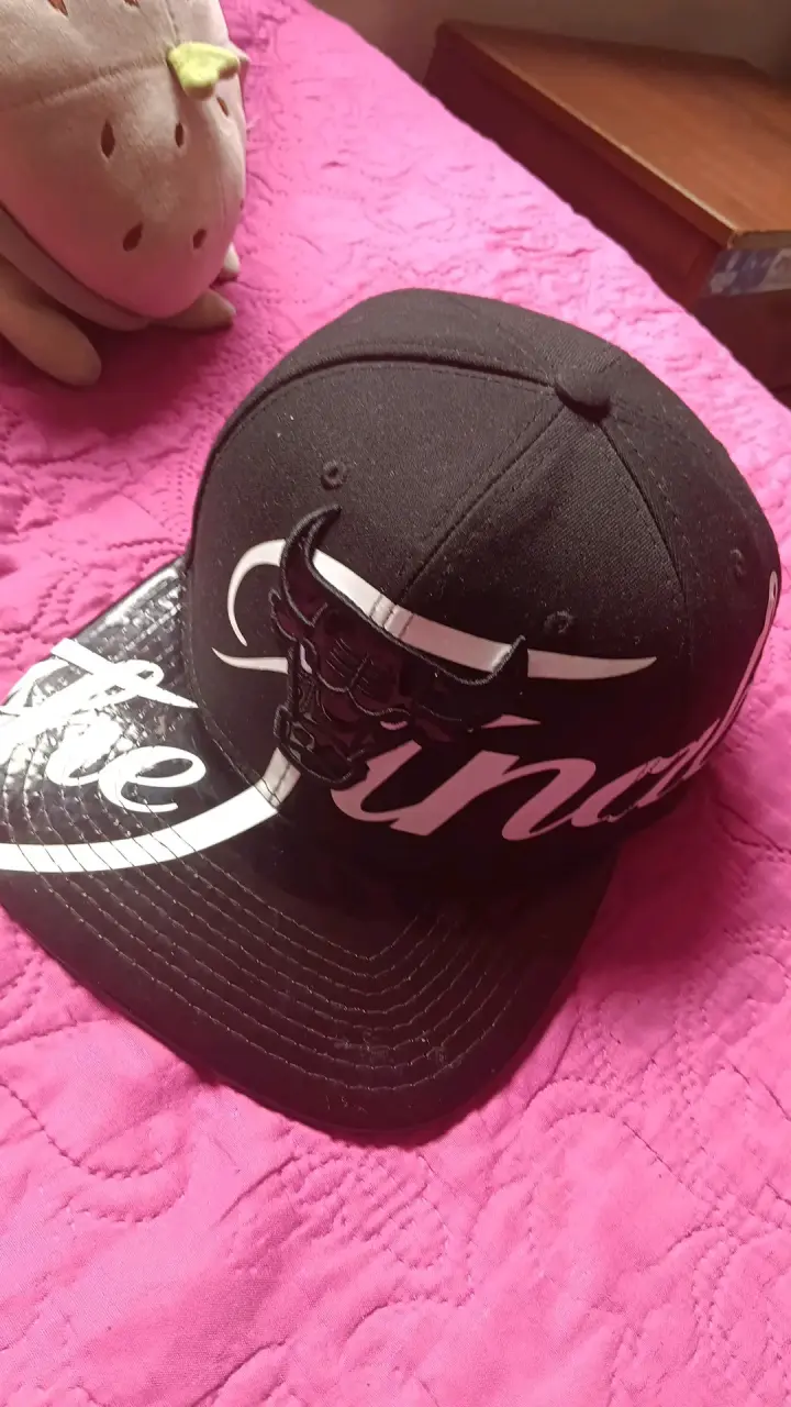 Gorra negra con logo de toro bordado - 1