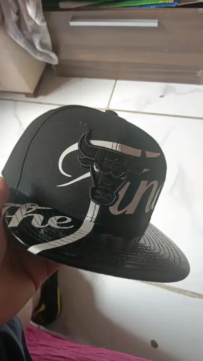 Gorra negra con logo de toro bordado - miniatura 3
