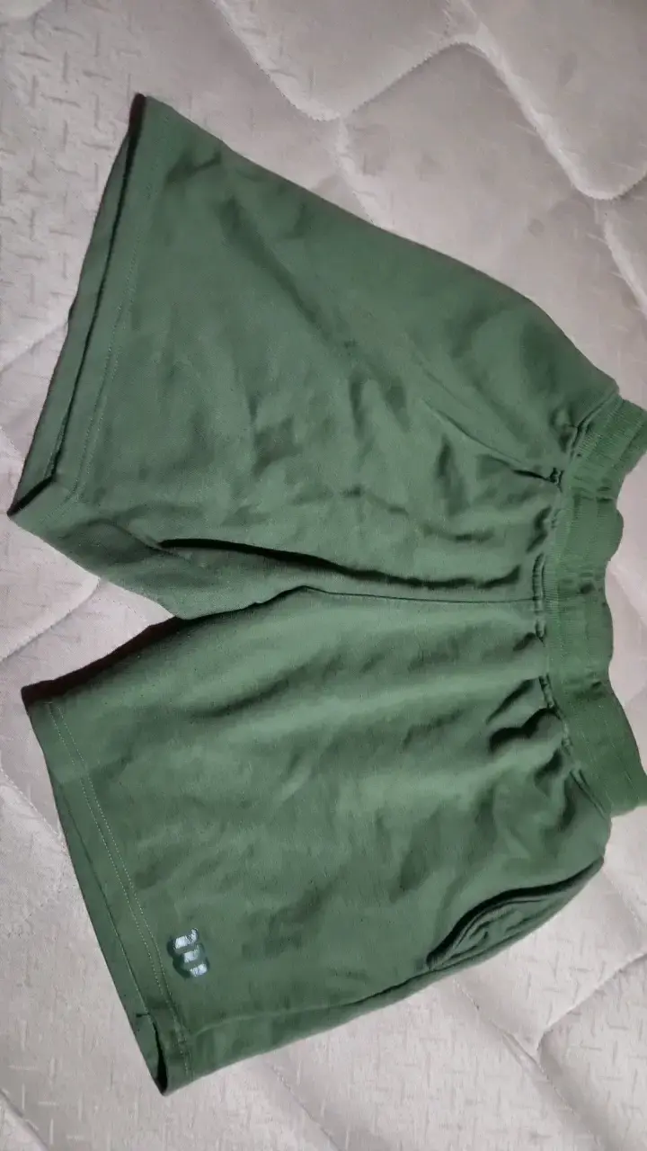 Shorts deportivos verdes para hombre - 1