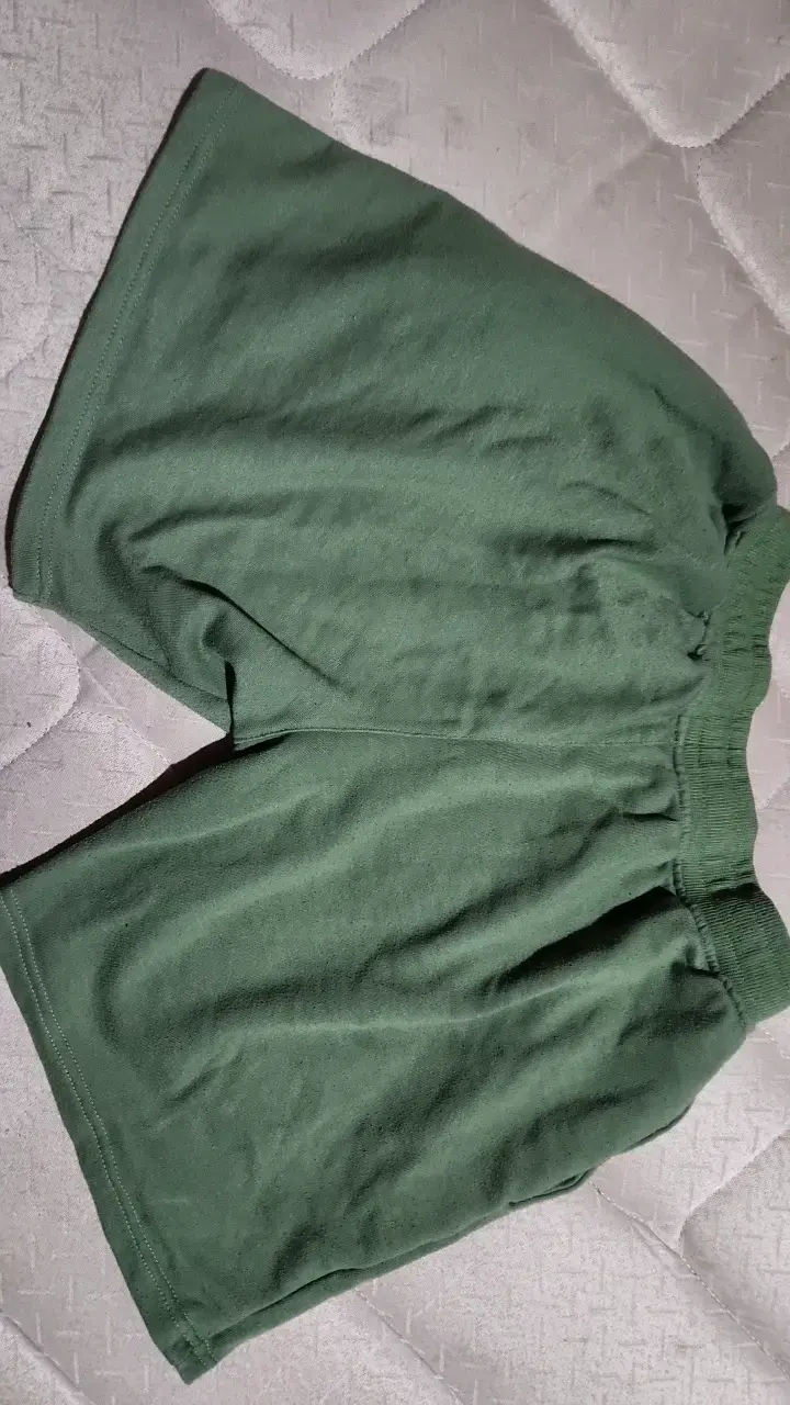 Shorts deportivos verdes para hombre - 2
