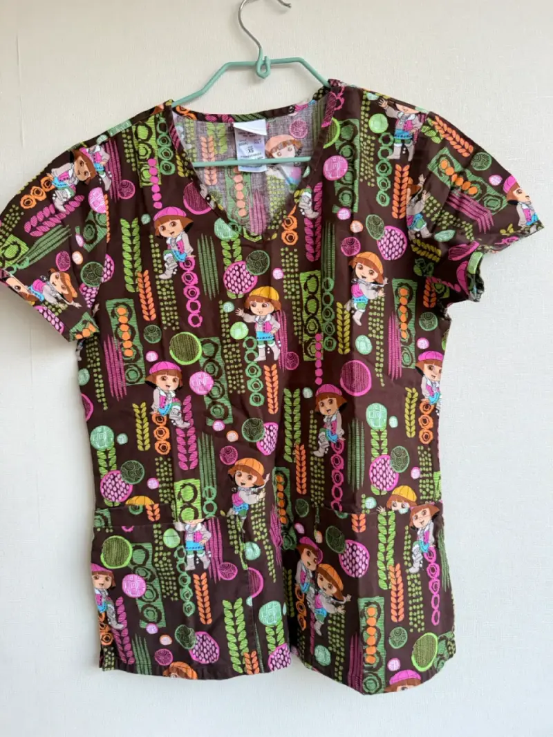 Polera médica estampada Dora la Exploradora