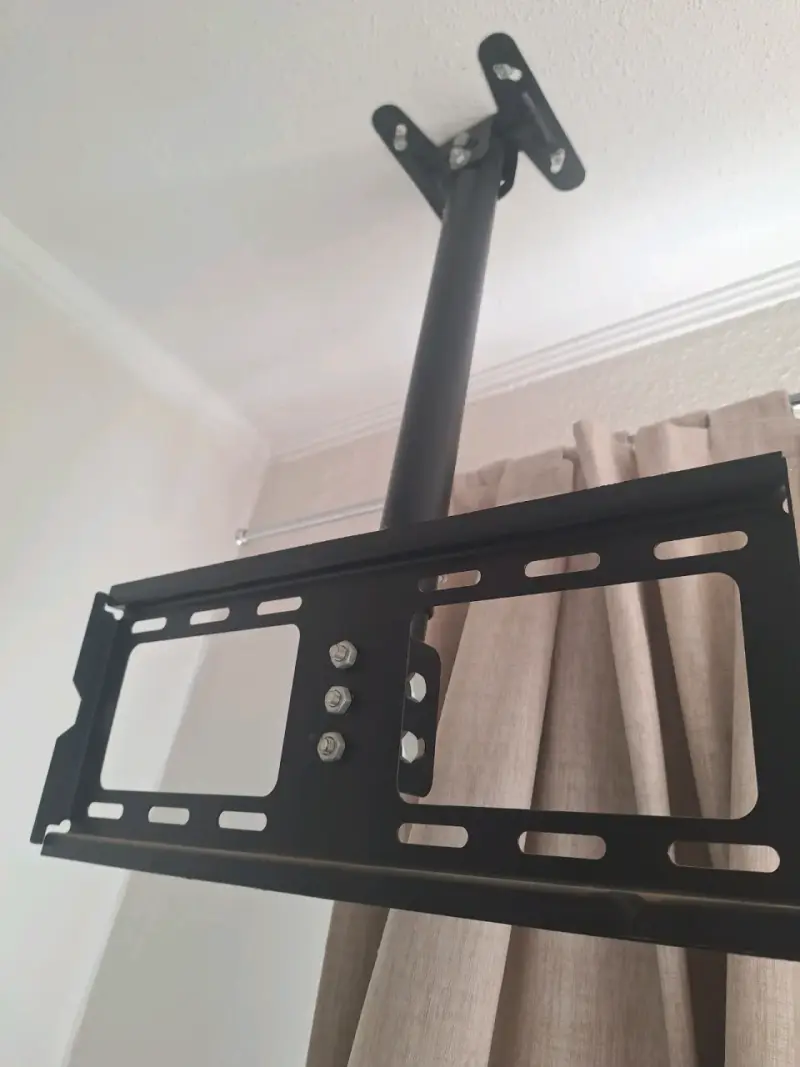 Soporte de techo para TV ajustable - 1